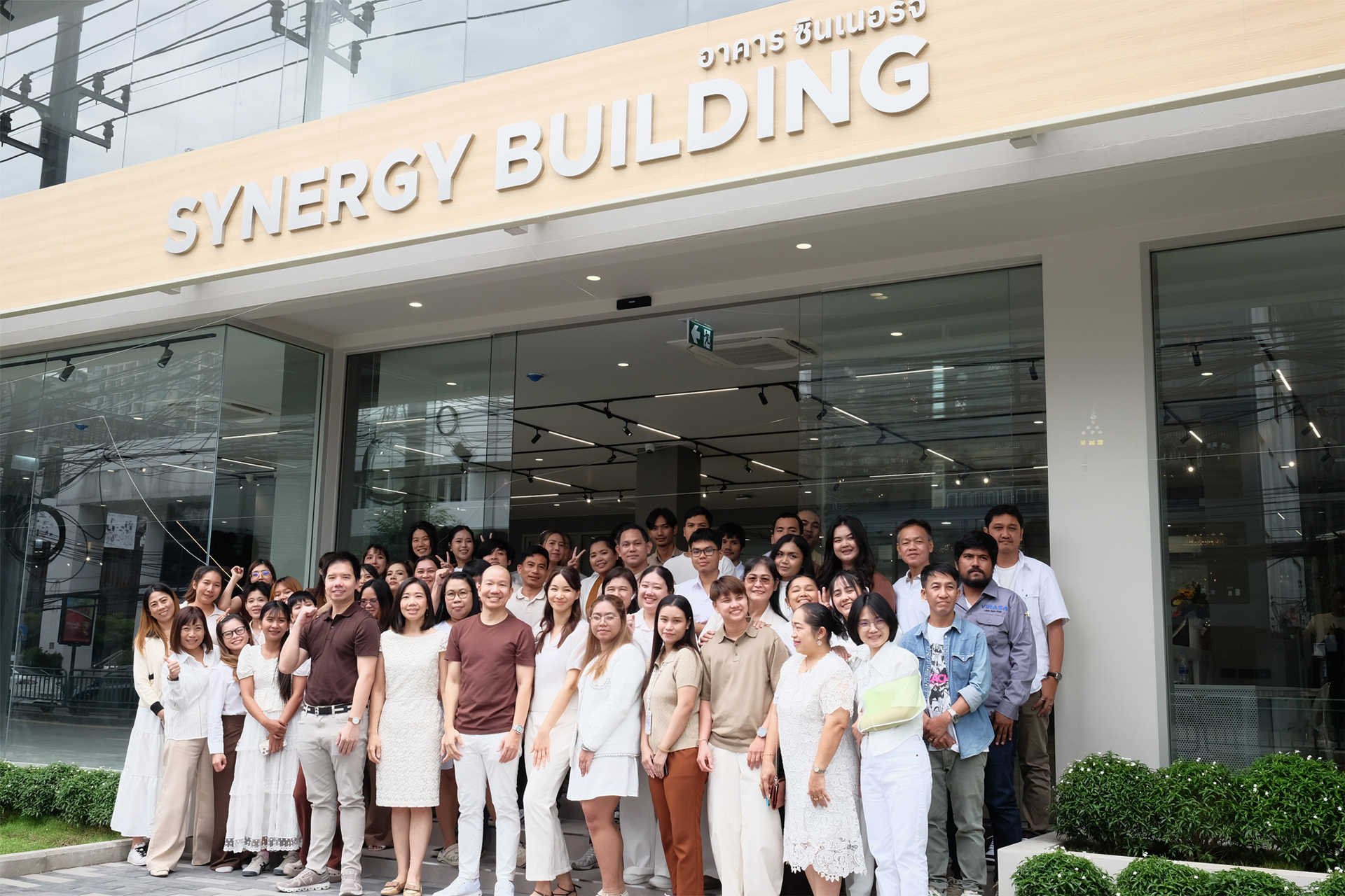 บริษัท วีรศา จำกัด โดยคุณประวีร์ เตชะสิทธฺิ กรรมการผู้จัดการและพนักงาน ทำบุญขึ้นออฟฟิศใหม่ เพื่อความเป็นสิริมงคล